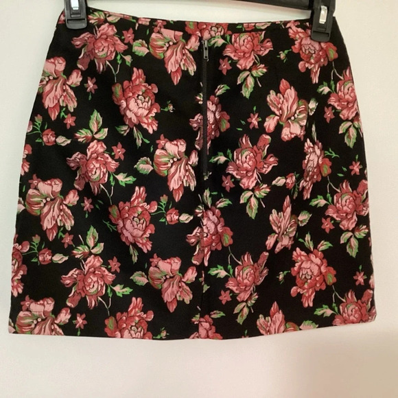 MinkPink Larache Mini Skirt Medium NEW - Picture 4 of 7